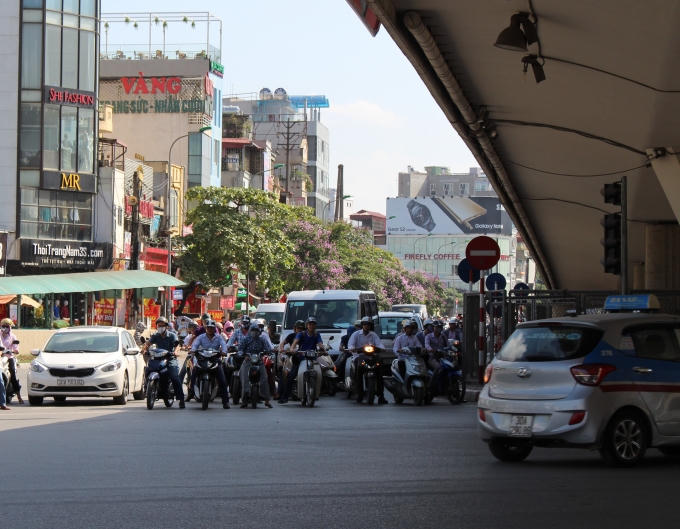 Nhiều người dân đành bất chấp vượt sang làn đường khác để tránh nóng.