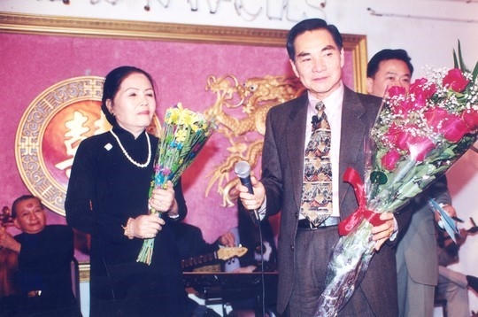 Bà Út Ngọc Lan trong một buổi diễn cùng chồng cũ - nghệ sĩ cải lương Thành Được. Ảnh: NVCC.