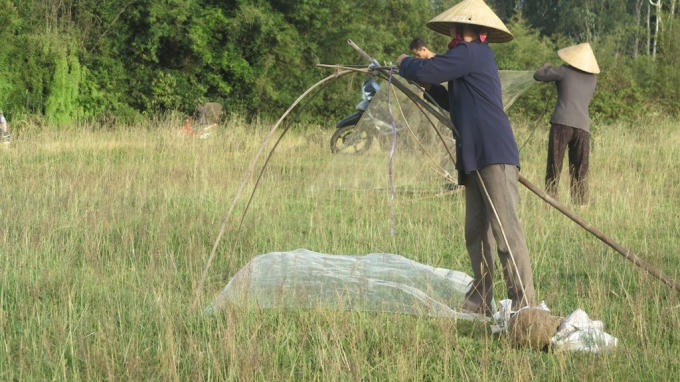 Dụng cụ để đánh cá là những chiếc vó, nơm, lưới ...
