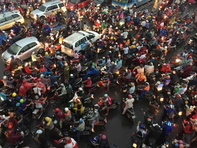 Tình cảnh vô cùng lộn xộn tại ngã tư Thủ Đức vào chiều nay.