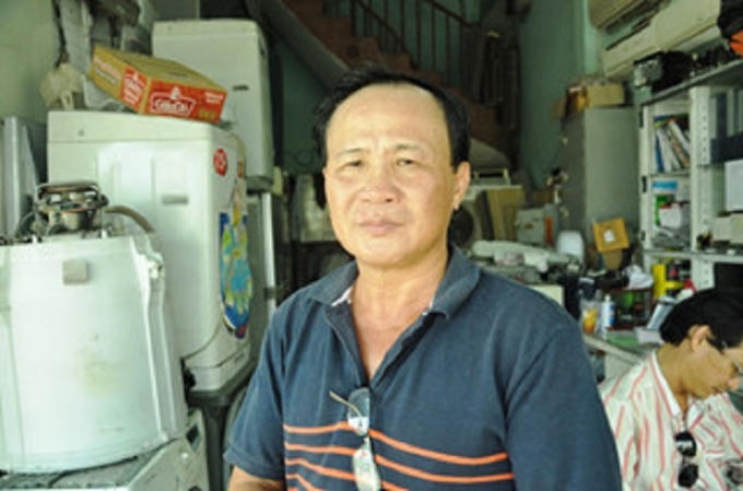 Ông Tấn chủ quán cà phê Xin Chào.
