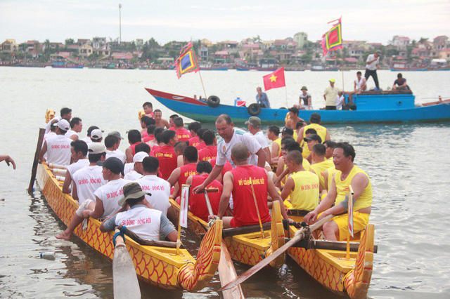 Các thuyền đua sẵn sàng thi đấu.