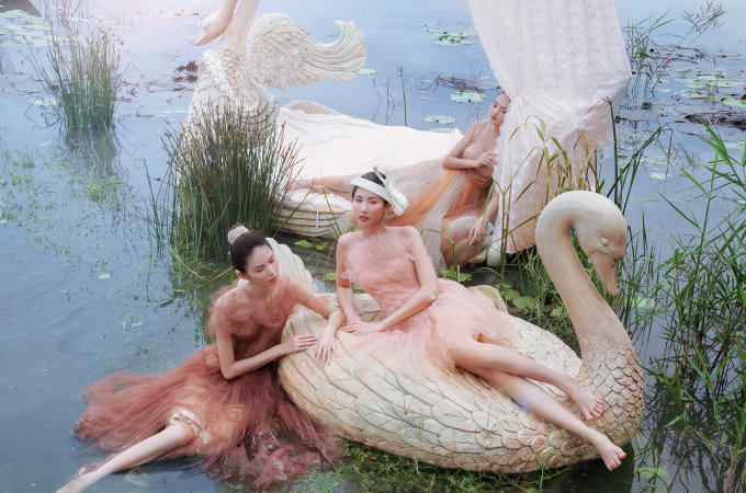   Nhà thiết kế ưa chuộng kiểu dáng hở vai, xẻ ngực,... phù hợp bạn gái sở hữu vóc dáng mảnh mai. Thiết kế hai dây của Quỳnh Anh thêm cuốn hút nhờ sự phối trộn màu sắc giữa các lớp vải.