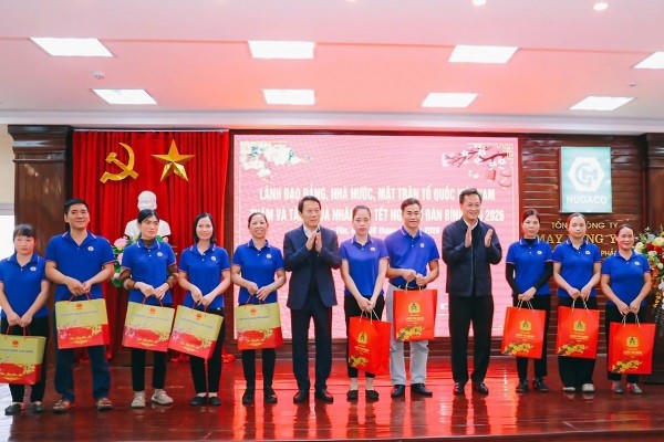 Bộ trưởng Bộ Công an Lương Tam Quang và Bí thư Tỉnh ủy Hưng Yên, ông Nguyễn Hữu Nghĩa trao quà tặng công nhân lao động có hoàn cảnh khó khăn.