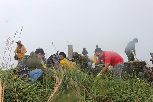 Đoàn viên thanh niên cùng các cán bộ chiến sĩ đồn biên phòng cửa khẩu Hoành Mô tham gia dọn vệ sinh tại các cột mốc biên giới tại Bình Liêu.
