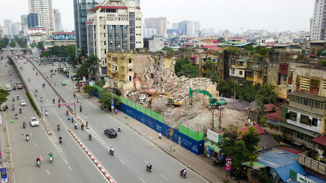 Nhà tập thể cũ L1, L2 ở số 93 Láng Hạ, quận Đống Đa (Hà Nội) là kiểu tập thể 5 tầng có từ vài thập kỷ trước. Tại đây có dự án đầu tư cải tạo từ năm 2008 nhưng do vướng mắc giải phóng mặt bằng nên hơn 10 năm qua vẫn “đắp chiếu”.