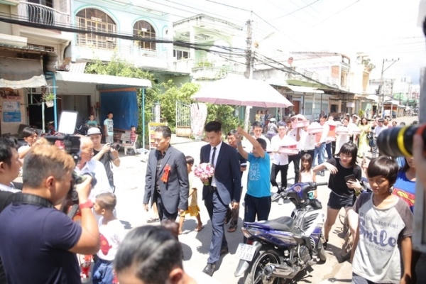 Sau khi kết thúc một trận thi đấu, Mạc Hồng Quân nhanh chóng đáp máy bay từ HN vào TP HCM và đi ô tô về Sóc Trăng - quê của Kỳ Hân để kịp lễ ăn hỏi vào trưa ngày 15/6.