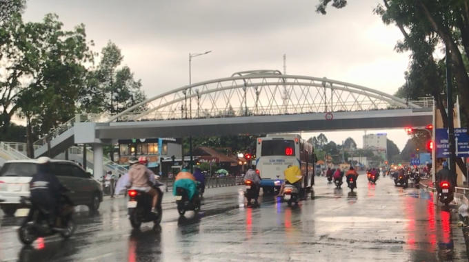 Sau hơn 3 tháng thi công, cầu vượt bộ hành đã hoàn thành