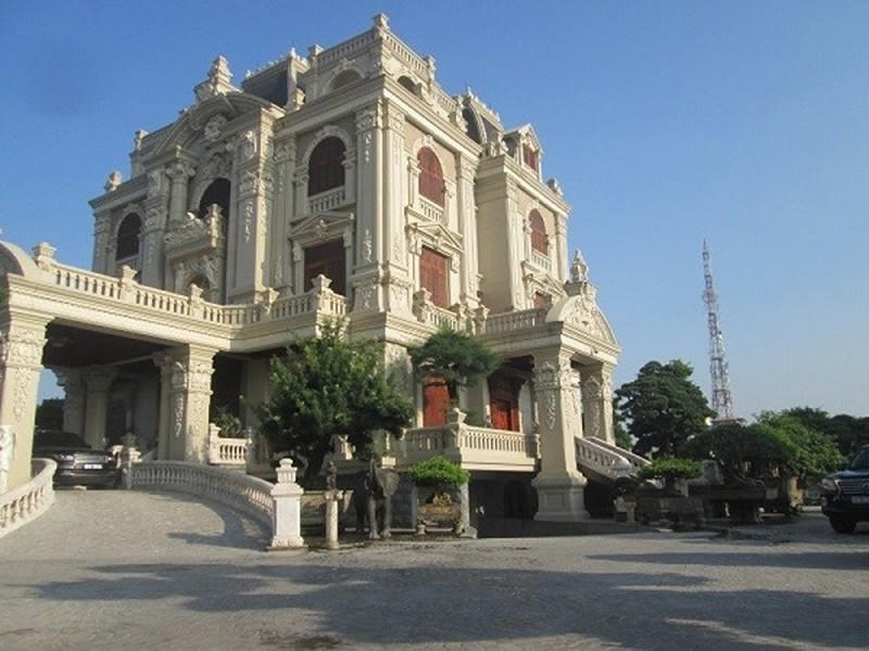 Lâu đài của đại gia Trần Đình Thanh án ngữ ngay mặt đường Quốc lộ 1A thành phố Phủ Lý, tỉnh Hà Nam. (nguồn: Internet) 
