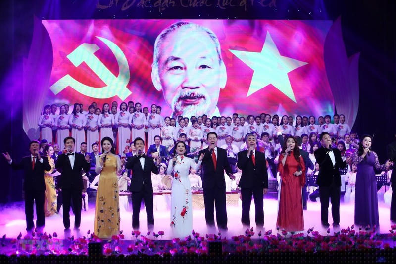 Tham gia biểu diễn trong chương trình là những nghệ sĩ nhân dân, nghệ sĩ ưu tú và các giọng ca trẻ được công chúng yêu mến.
