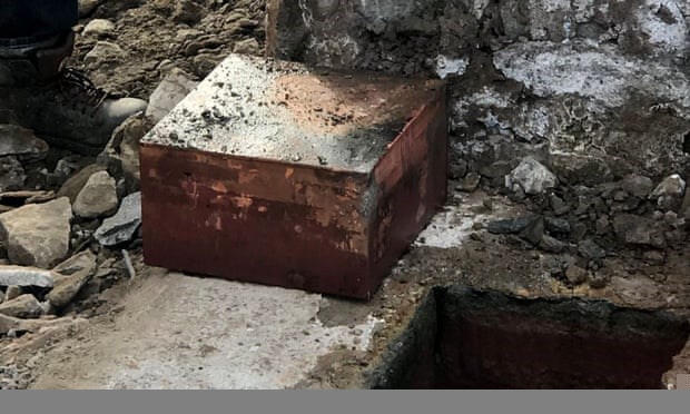 Hộp thời gian được tìm thấy trên bệ đá granit của bức tượng Tướng Robert E Lee được dựng vào năm 1890. (Ảnh: AFP/Getty Images)
