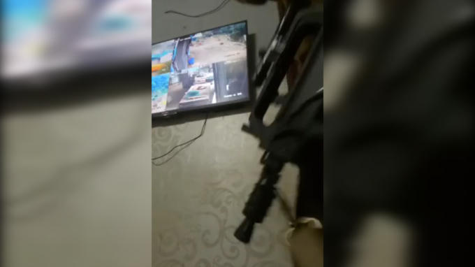 Hình ảnh các đối tượng mang theo súng bên người, theo dõi bên ngoài qua camara an ninh.