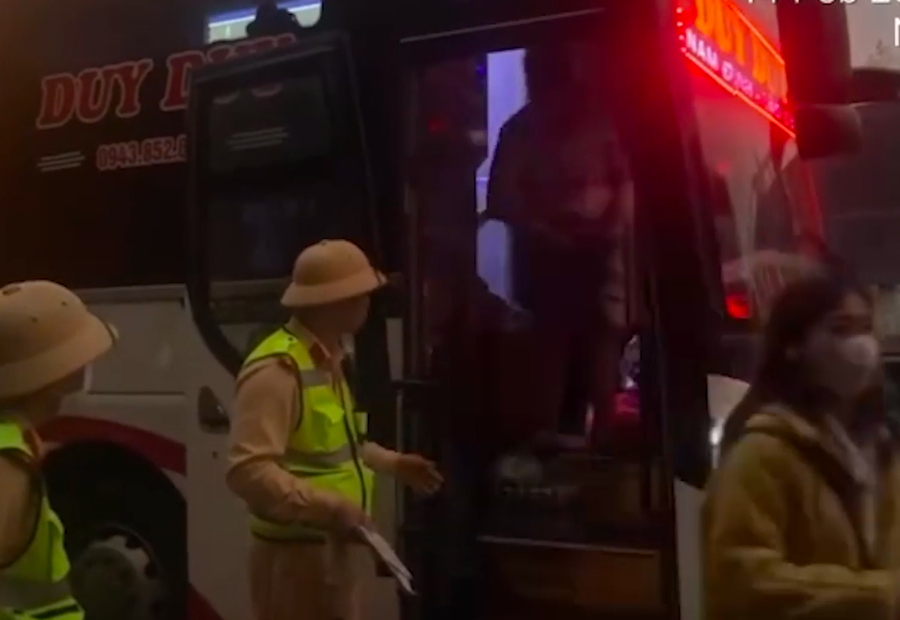 Lực lượng CSGT tiến hành điều chuyển hành khách sang phương tiện trung chuyển về điểm cuối bến.