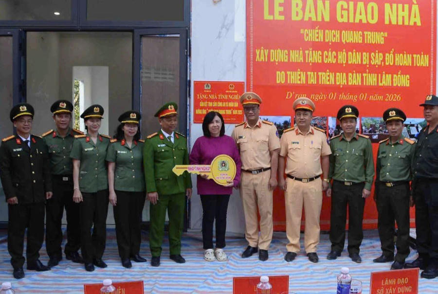 Các phòng nghiệp vụ thuộc Công an tỉnh Lâm Đồng tặng quà cho các hộ dân. Ảnh: Phúc Khánh