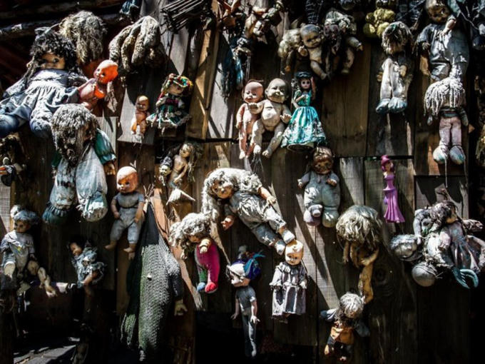 Đảo búp bê (Mexico): 50 năm trước, trong một lần đến Xochimilco, Mexico, ông Don Julian Santana Barrera phát hiện thi thể một bé gái chết đuối trên con kênh giữa rừng. Một thời gian sau, ông tìm thấy một con búp bê kỳ lạ gần đó và cho rằng cô bé trước đó chính là chủ nhân của món đồ chơi này. Ảnh: Popsugar.