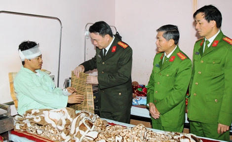 Đại tá Nguyễn Văn Trung, Giám đốc Công an tỉnh Hà Nam đã tới tại bệnh viện để hỏi thăm sức khỏe thiếu tá Mùi. Ảnh: Báo Công an Nhân dân.