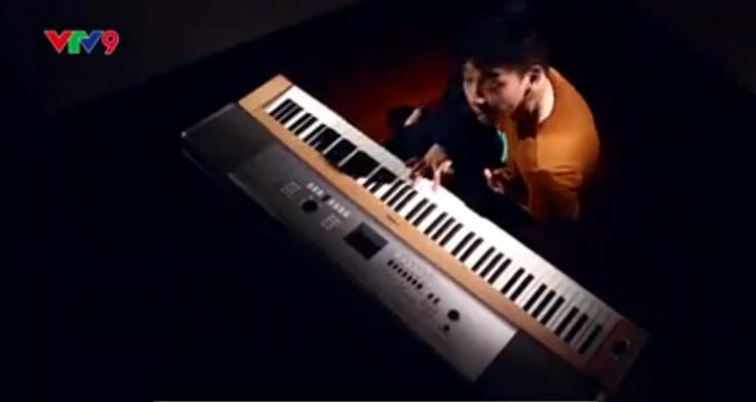 Từng đêm, trong 4 bức tường kín, Thiên Ngôn lết người đến bên cây đàn, gồng mình đưa từng ngón tay co quắp, run rẩy di chuyển trên những phím đàn với quyết tâm viết một ca khúc tặng mẹ thay cho lời xin lỗi và tri ân chân thành. Ảnh cắt từ clip.