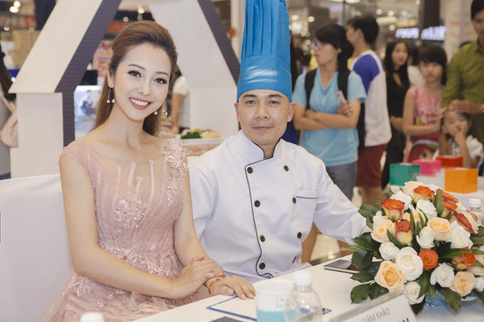 Jennifer xinh đẹp ngồi ghế nóng cùng 'Vua đầu bếp' Ngô Thanh Hòa. Ảnh: Benny Phạm