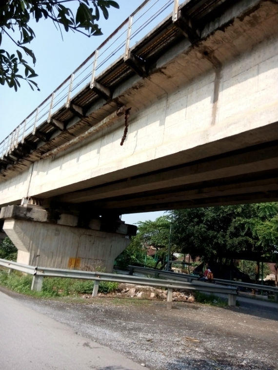 Có đoạn bị ăn mòn, treo lơ lửng ngay trên đầu người qua lại.