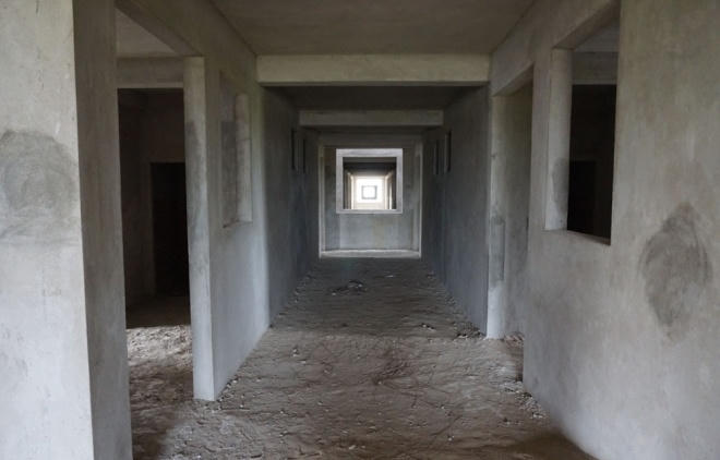 Hai tòa nhà 5 tầng mới được trát vữa, chưa lát sàn.