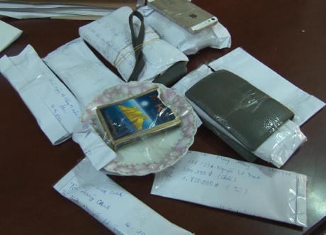 Tại chiếu bạc, lực lượng Công an thu giữ 1 bộ bài tu lơ khơ và số tiền trên 11 triệu đồng.