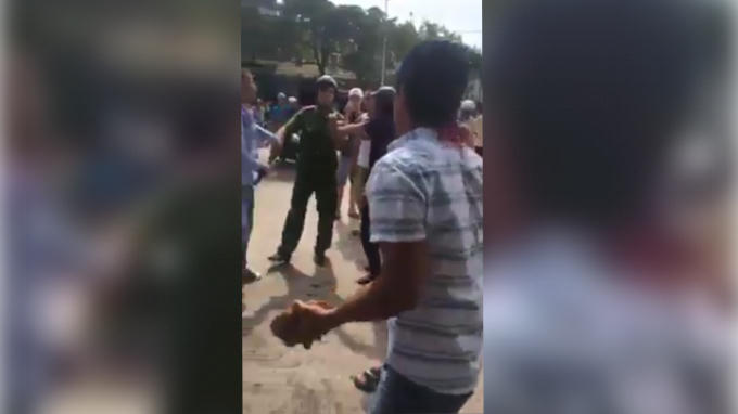 Nam thanh niên cầm gạch tấn công vào đồng chí công an.