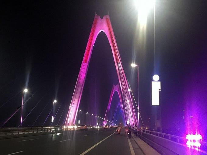 Đùa giỡn tính mạng, người dân kéo nhau lên cầu Nhật Tân 'hóng gió'