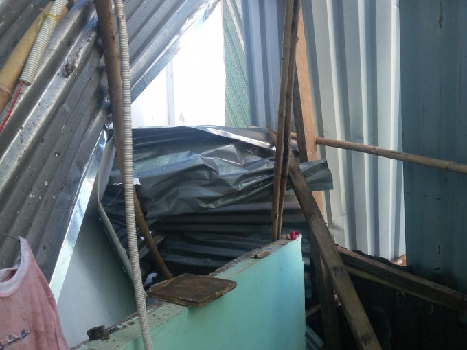 Phần mái tôn sau nhà bị đổ sập.