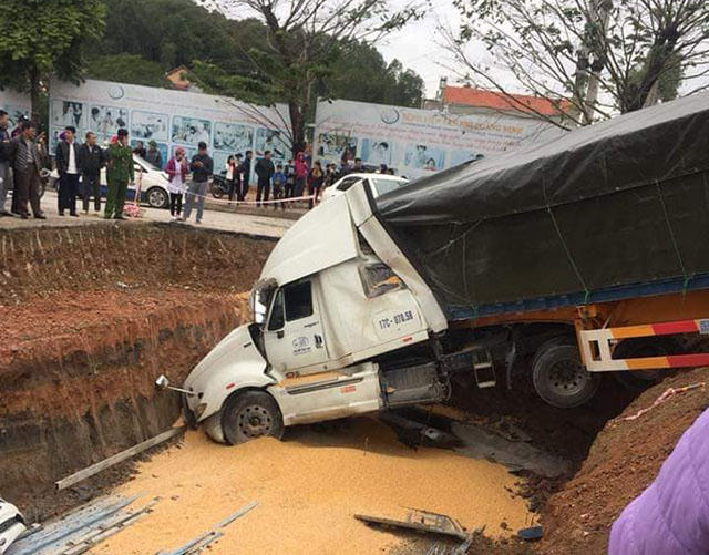 Chiếc container dừng lại khi lao xuống hố c&ocirc;ng tr&igrave;nh đang thi c&ocirc;ng.