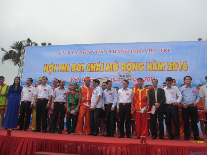 Các lãnh đạo UBND tỉnh, TP Việt Trì chụp ảnh lưu niệm cùng các đội thi. (Ảnh: Thu Hường)