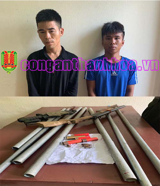 Hai đối tượng Nguyễn Văn Thảo (áo xanh), Nguyễn Văn Tùng và tang vật vụ án. (Ảnh: Công an Thanh Hóa)