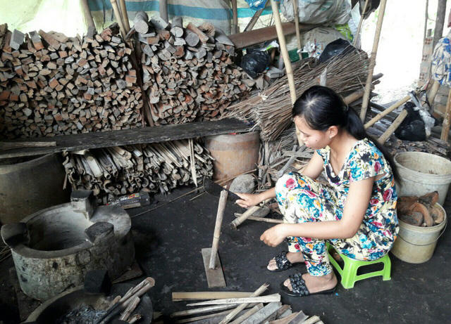 Ngoài việc học hành, Tú tranh thu thời gian cáng đáng hết mọi việc trong nhà để đỡ đần mẹ.