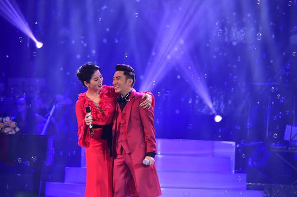 Quang Hà nắm tay Phương Thanh và Siu Black lại gần nhau trong Live Concert