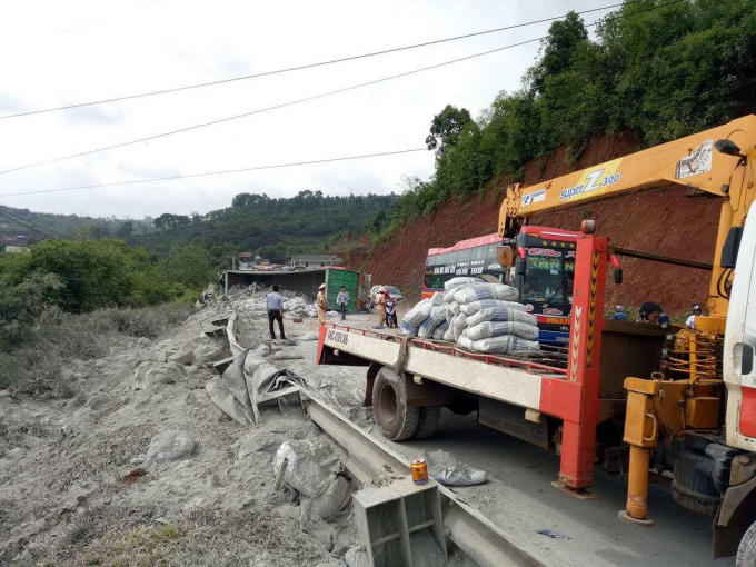 Hiện trường chiếc container bị lật.