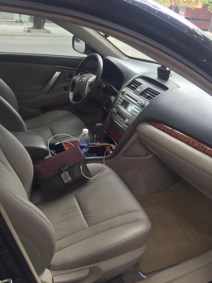 Bán gấp xe Camry 2.0 màu đen