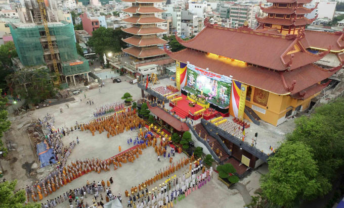 Buổi lễ diễn ra trang nghiêm.
