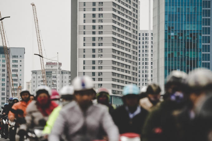 Tình trạng các tòa nhà cao tầng, dự án chung cư mọc lên như nấm trong vài năm gần đây ở hai bên đường là nguyên nhân chính khiến hạ tầng giao thông khu vực này càng thêm quá tải.