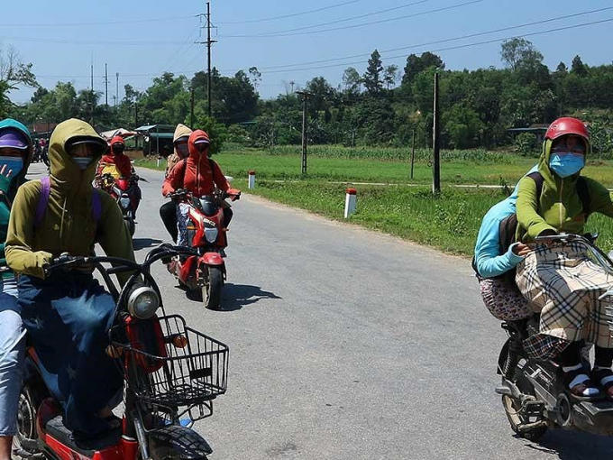 Học sinh ở huyện Hương Khê, Vũ Quang (Hà Tĩnh) đến trường học với “đồng phục” chống nắng nóng. Ảnh: ĐẮC LAM