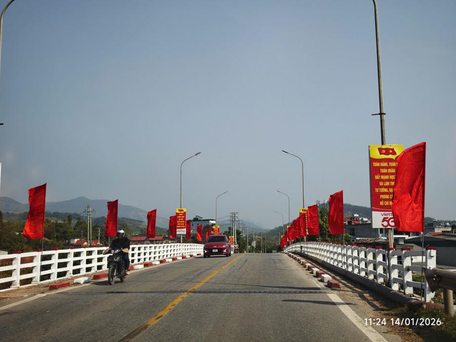 Cầu và các tuyến đường cửa ngõ trên địa bàn xã Tiên Yên được treo cờ, pano tuyên truyền đồng bộ, tạo không khí trang trọng, phấn khởi chào mừng Đại hội Đảng và Xuân mới, góp phần làm nổi bật diện mạo đô thị những ngày đầu năm. Ảnh: Nguyễn Quang.