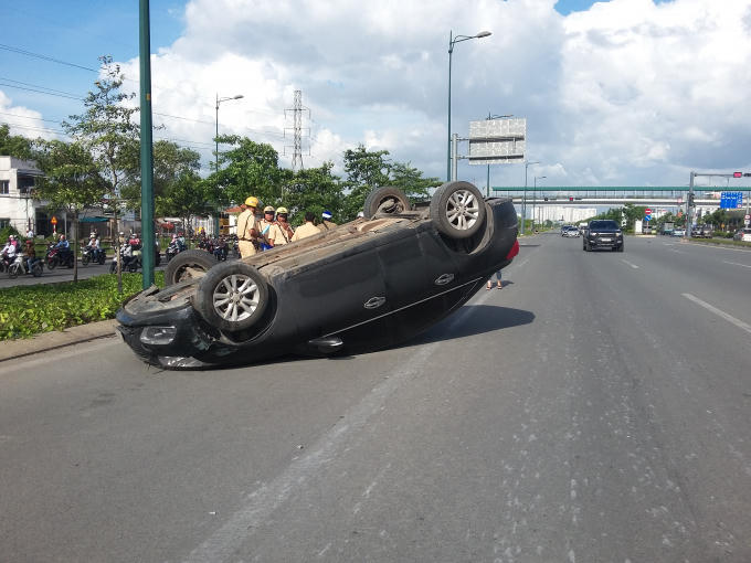 Chiếc ô tô lật chỏng vó sau khi tông vào cột đèn chiếu sáng.