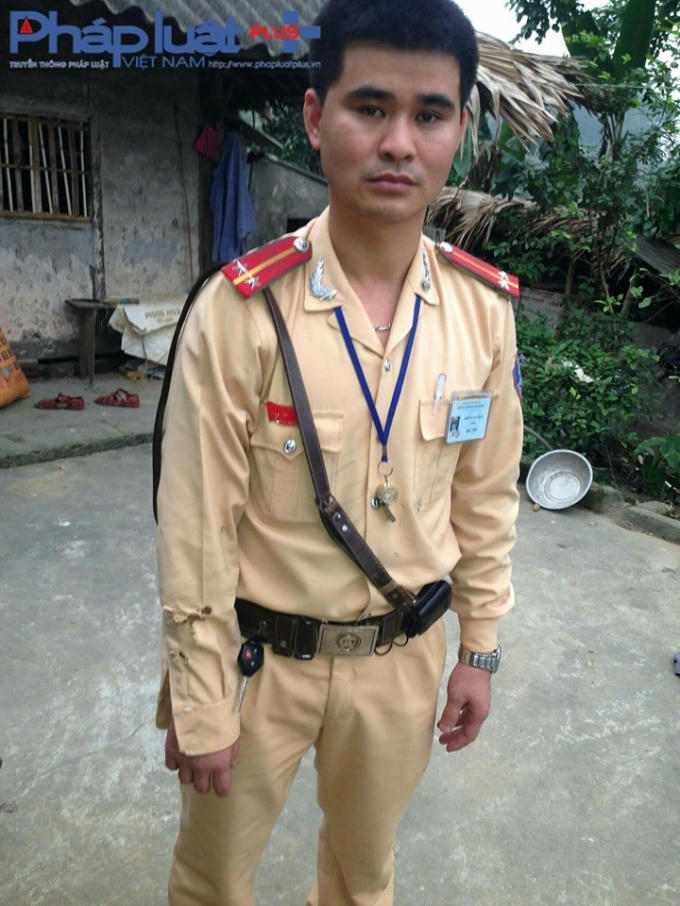 (Trung úy Hoàng Văn Quy CSGT phòng PC 67 Công an tỉnh Yên Bái).
              (Trung úy Hoàng Văn Quy CSGT bị thương nhẹ).