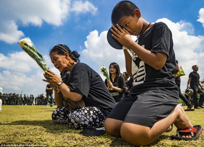 Người dân Thái Lan đau buồn trước sự ra đi của vị vua đức độ và tài năng. (Ảnh: Dailymail)