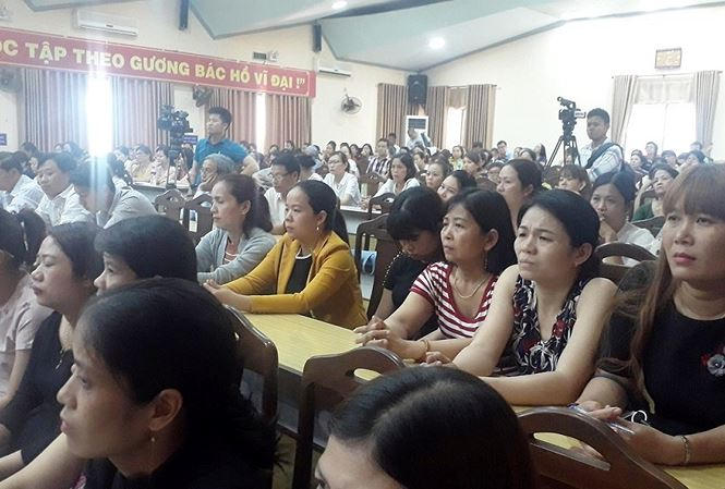 Các giáo viên, chủ cơ sở của 200 cơ sở mầm non trên địa bàn quận Thanh Khê có mặt tại buổi làm việc.