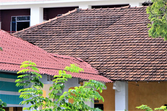 Mái nhà có hiện tượng lún xuống.