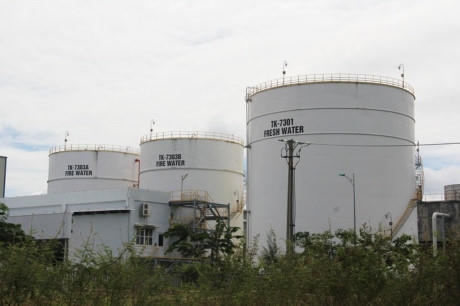 Từ tháng 5/2015, nhà máy nhiên liệu sinh học ở Dung Quất do Cty CP NLSH Dầu khí miền Trung làm chủ đầu tư đã ngừng hoạt động. Hàng chục kỹ sư, công nhân lũ lượt bỏ đi. Sau khi bị "đắp chiếu" lâu ngày, các nhà xưởng, máy móc khuất dần sau cây cỏ. Ảnh: Vietnamnet.
