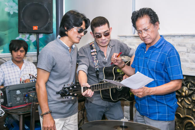 Hai con trai Chế Linh là Chế Phi và Chế Kha cũng bay ra Hà Nội sớm để cùng cha tập luyện.