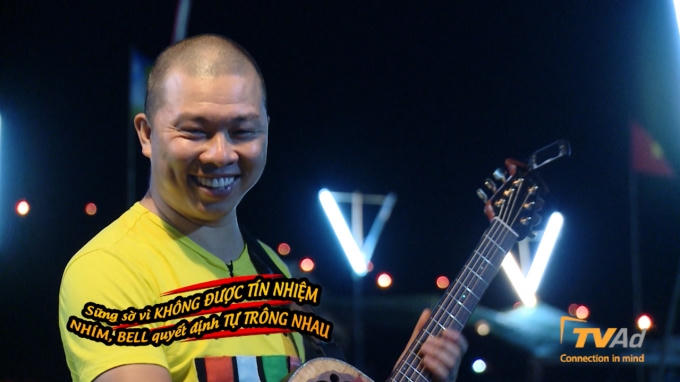 Nhím và Bell quyết định tự trông nhau.