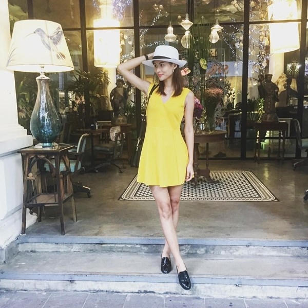 Đầm vàng dường như đã trở thành ngôi sao trên ''sàn diễn đường phố'' tuần qua. Không chỉ Ái Phương, người mẫu Cao Thiên Trang cũng chọn một thiết kế đơn sắc, phối cùng giày xỏ và mũ cói cho buổi dạo phố mùa Hè.