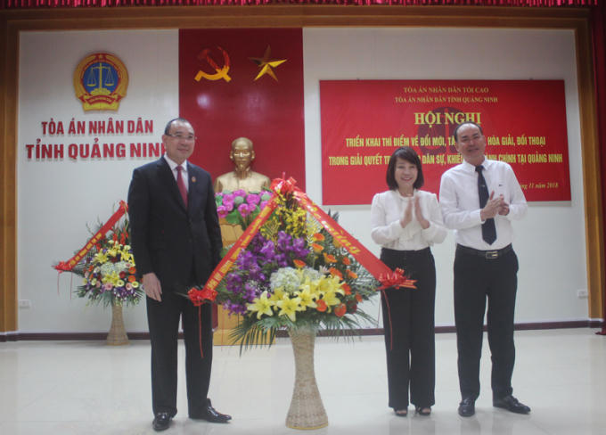 Đồng chí Vũ Thị Thu Thủy, Phó Chủ tịch UBND tỉnh tặng hoa chúc mừng thành lập các Trung tâm hòa giải, đối thoại Tòa án nhân dân tỉnh và các Tòa án cấp huyện thuộc tỉnh.