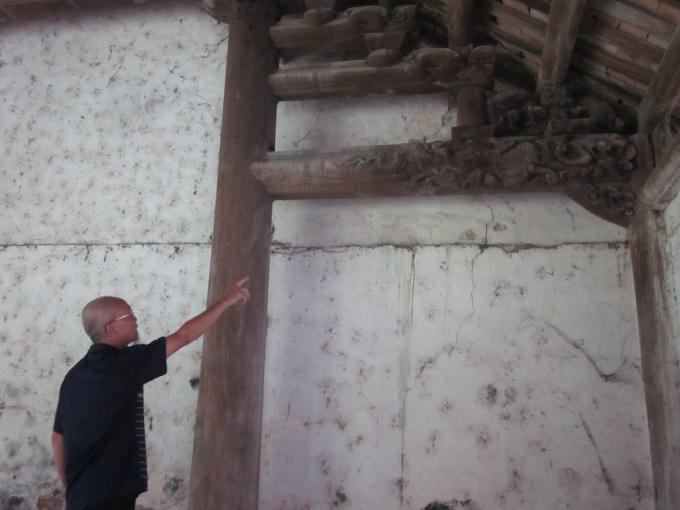 Những nét hoa văn tinh xảo được chạm khắc tinh tế, nhưng mỗi khi mưa xuống, nước mưa lại bào mòn khiến tuổi thọ của các hoa văn luôn vị đe dọa.